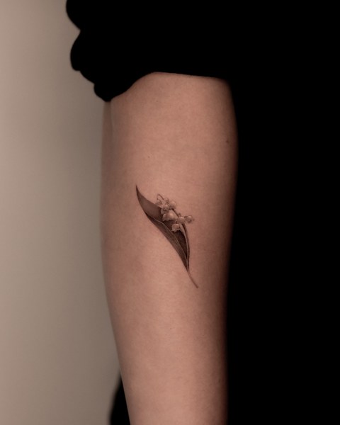 small stingray tattoo on the arm