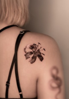 lily tattoo on the shoulder