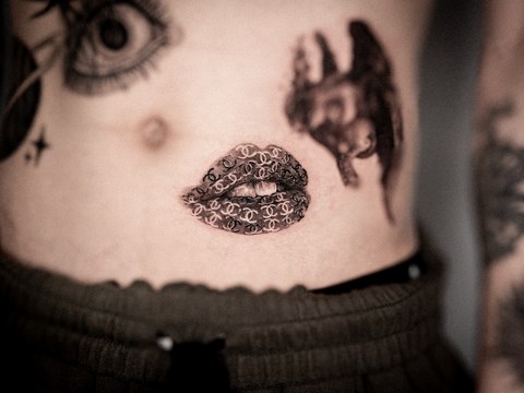lips tattoo on the stomach