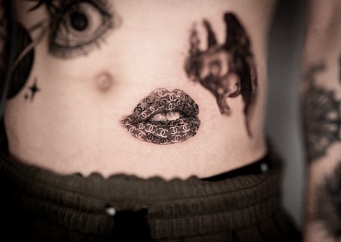 lips tattoo on the stomach