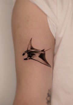 stingray tattoo on the upper arm