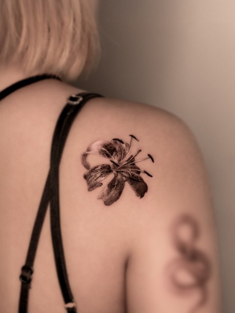 lily tattoo on the shoulder
